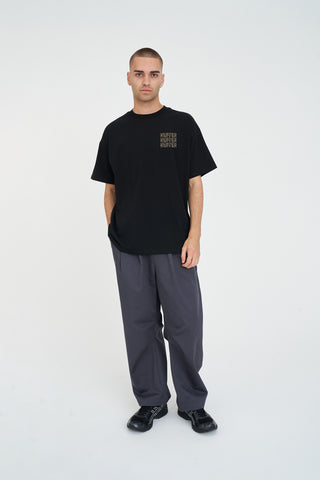 BLOCK TEE/WOODHILL STACKED BLACK