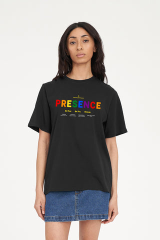 GENDER NEUTRAL TEE/PRESENCE BLACK